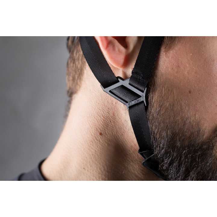 Šalmas Cube Road RACE black