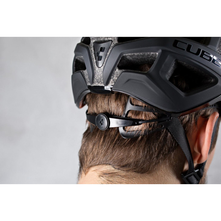 Šalmas Cube Road RACE black